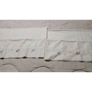 PAIR OF HAND EMBROIDERED LARGE 29.25 x 19.5 PILLOW CASES White Floral VINTAGE